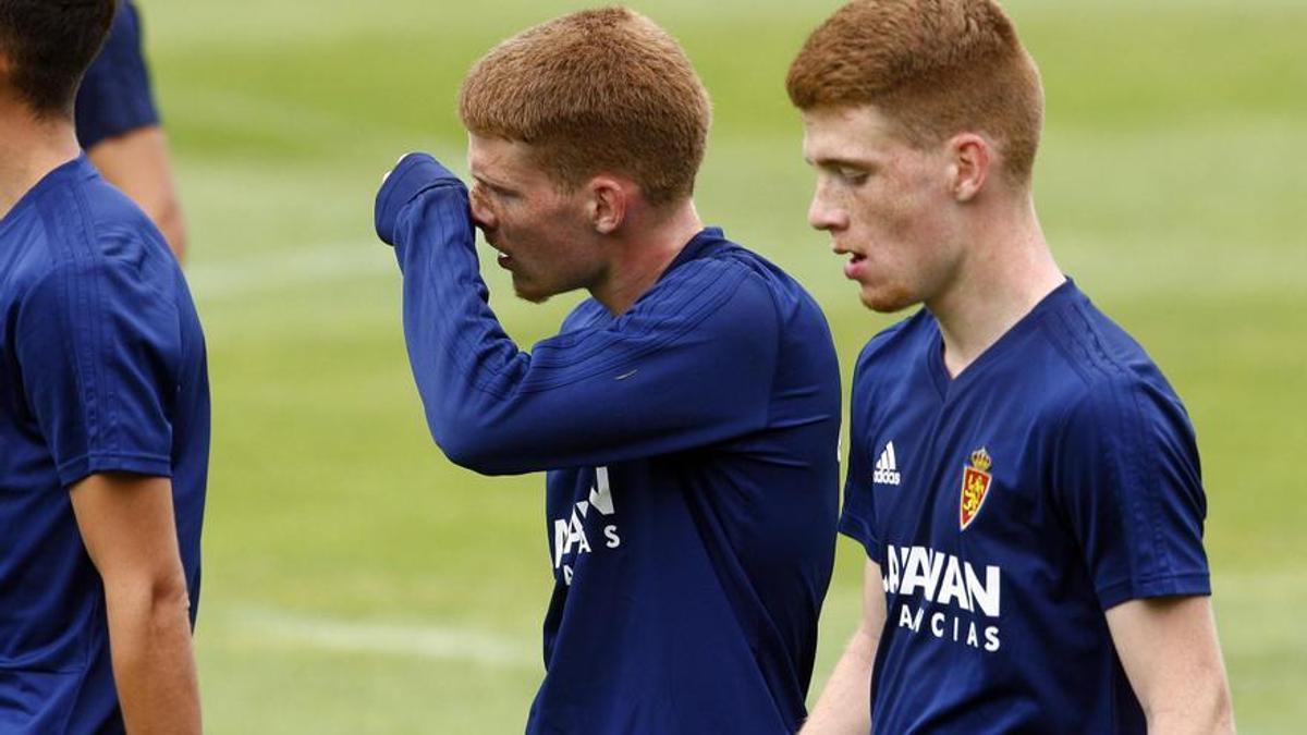 Carlos y David, en uhn entrenamiento con el Real Zaragoza en 2019.