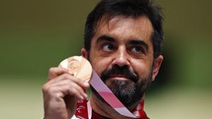 Juan Antonio Saavedra muestra su medalla de bronce