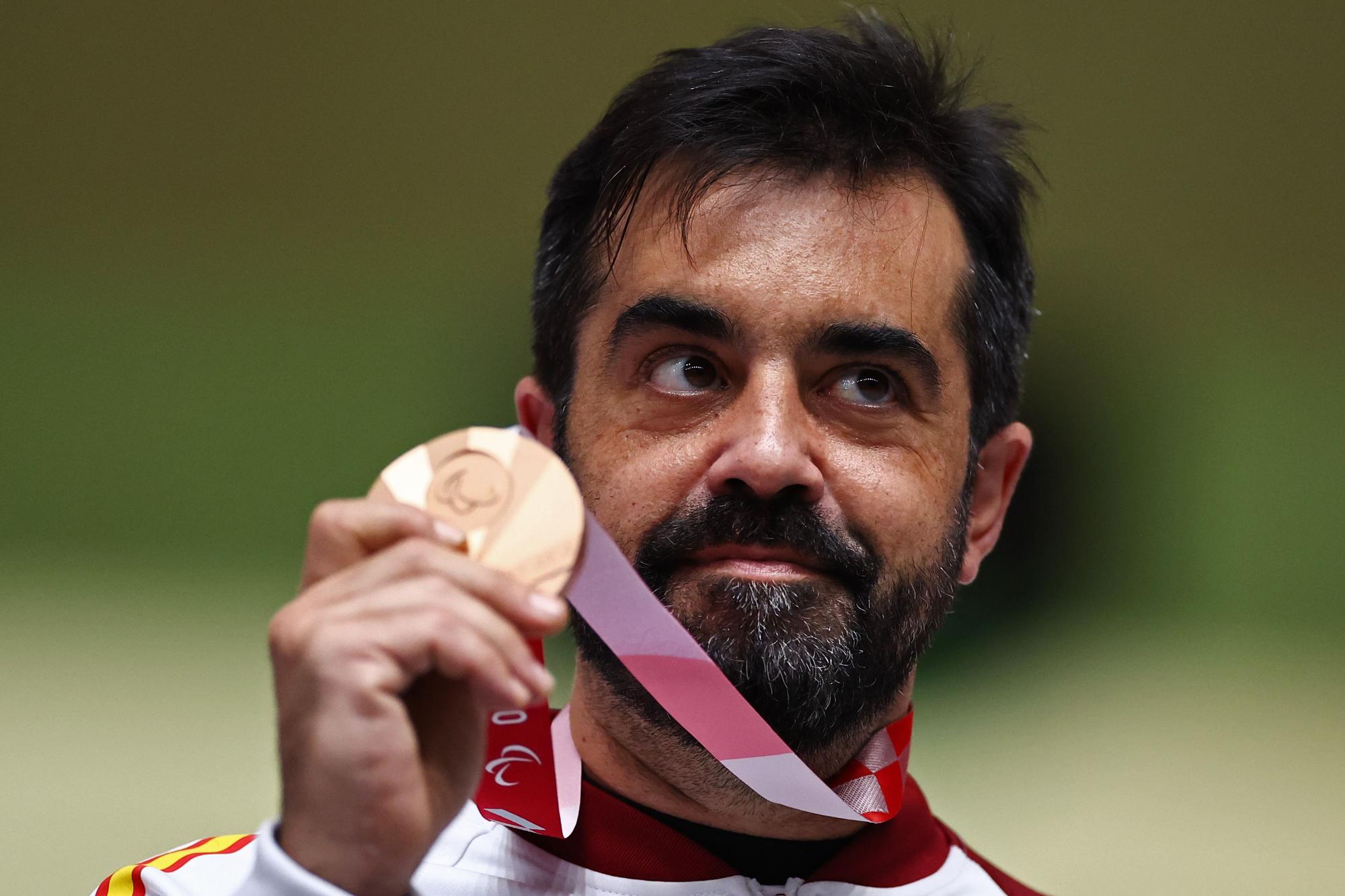 Juan Antonio Saavedra muestra su medalla de bronce