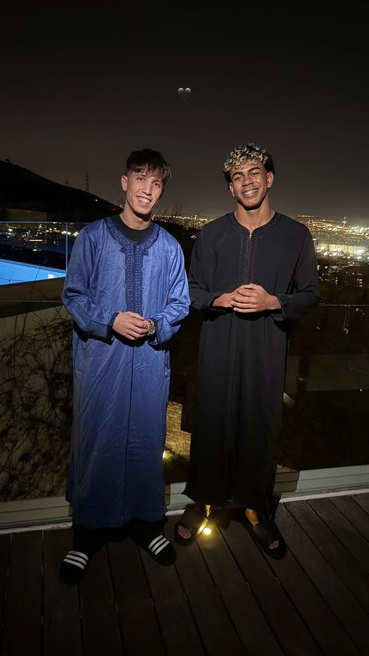 Lamine Yamal en su casa junto a su amigo Souhaib.