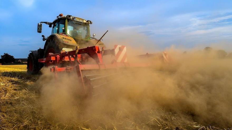 Un hombre de 77 muere atrapado por su tractor en Salomó