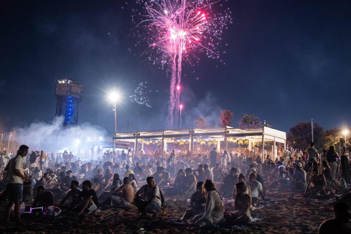 La playa de la Barceloneta llena para celebrar la noche de Sant Joan La playa de la Barceloneta llena para celebrar la noche de Sant Joan