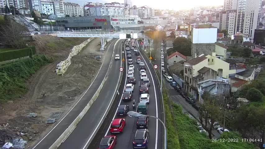 Embudo kilométrico para entrar en Vigo