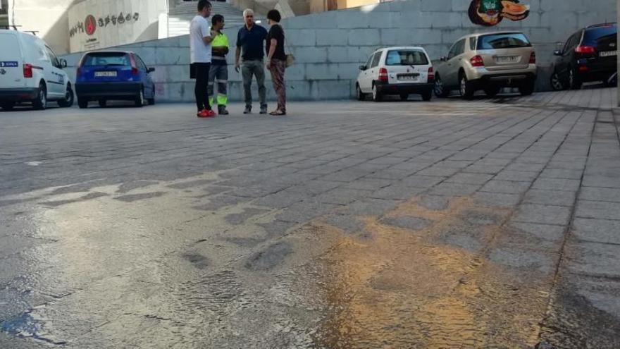 La brigada i Sorea revisen la xarxa d&#039;aigües de la plaça de Sant Pere per una filtració