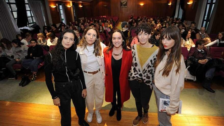 Ángela Trotiño, en el centro, con las activistas en Silleda y las pandereiras de Zobra en la cita de Azos. // Bernabé/Javier Lalín