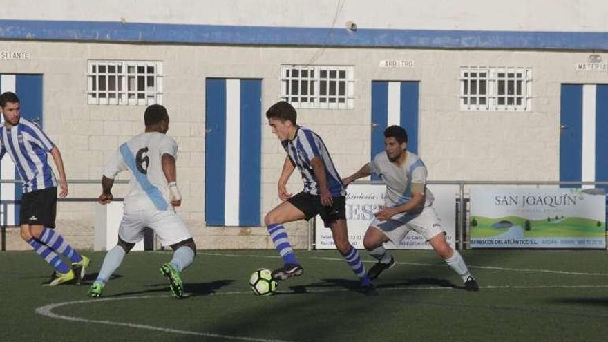 Un jugador del Bahía conduce el balón en el choque de ayer. // S. Á.