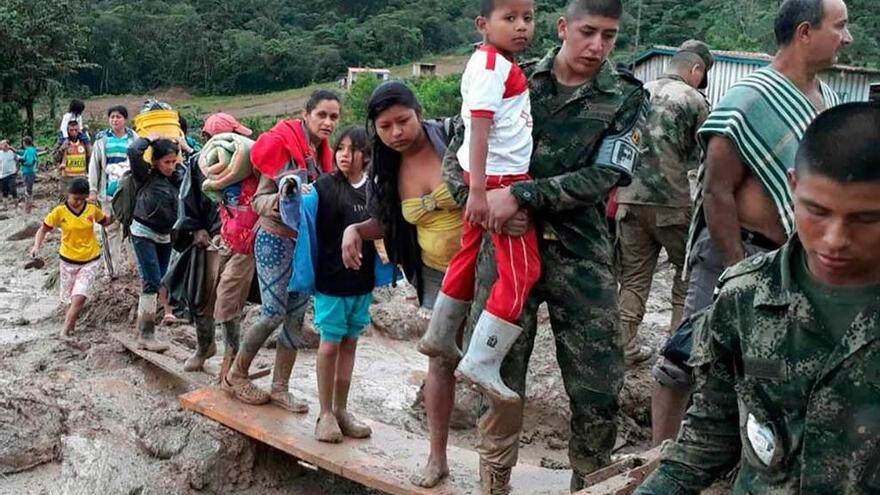 Soldados del Ejército ayudan a evacuar a un grupo de víctimas.