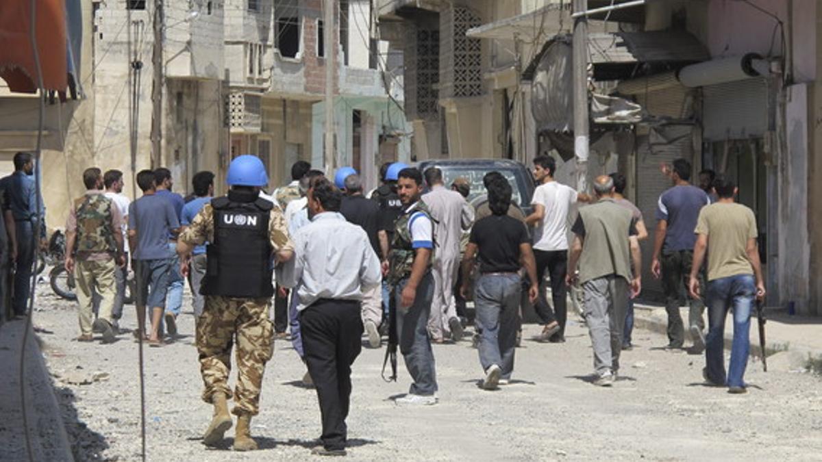 Imagen que muestra a los observadores de las Naciones Unidas inspeccionando el área residencial de Talbisah en la ciudad de Homs