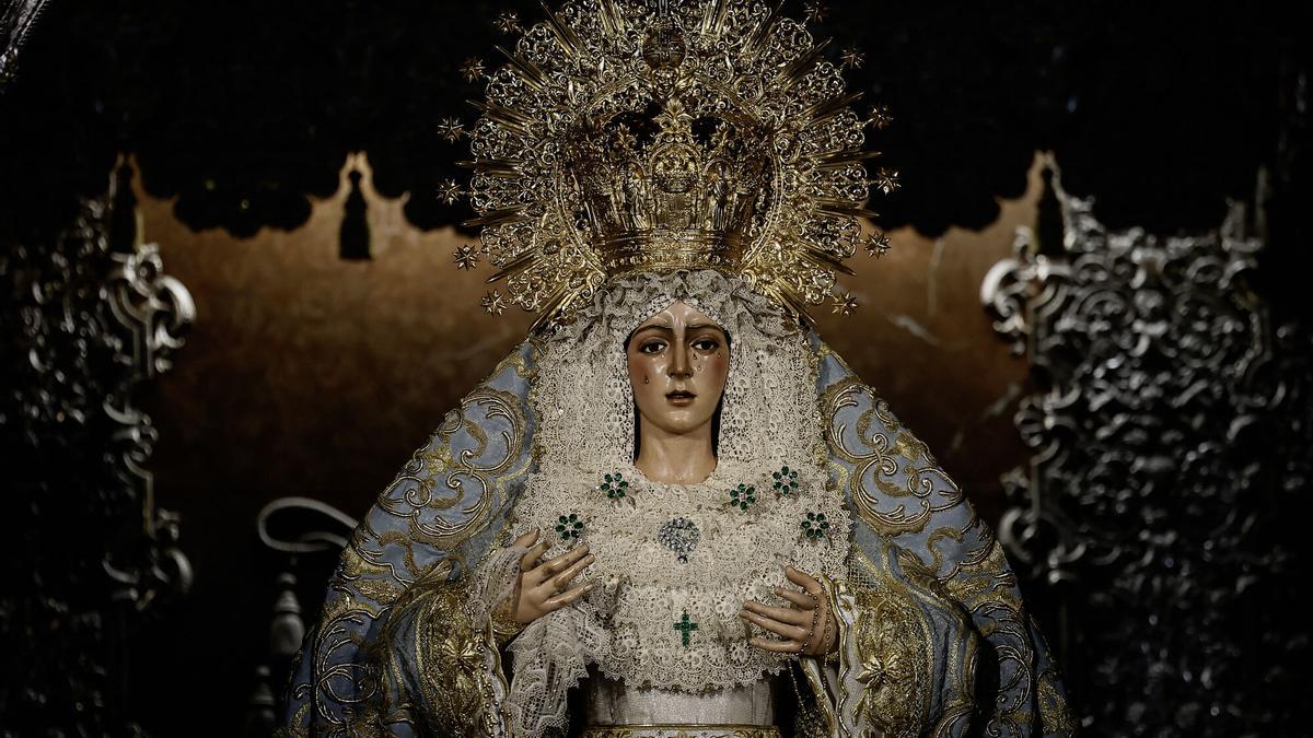 Imagen de archivo de la Esperanza Macarena de Sevilla antes de iniciar su restauración.