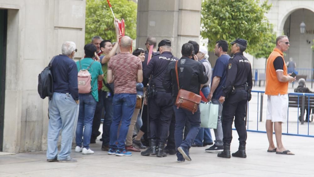 Protesta en el Ayuntamiento de 250 pensionistas a la llegada de Rajoy.