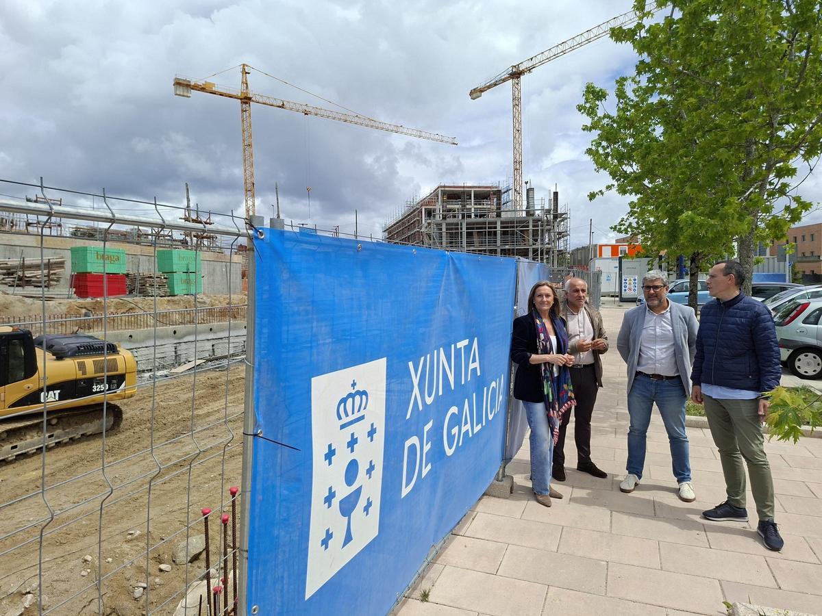 Luisa Sánchez, con los ediles del PP ante unas obras de vivienda que promueve la Xunta en Vigo.