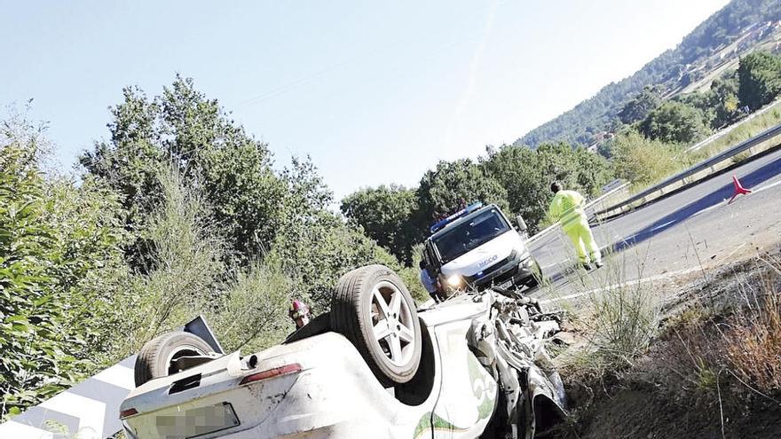 Herido al chocar su coche contra una furgoneta y volcar en Lalín