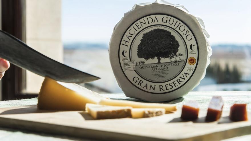 Así se elabora el único queso del mundo curado sobre madera de sabina