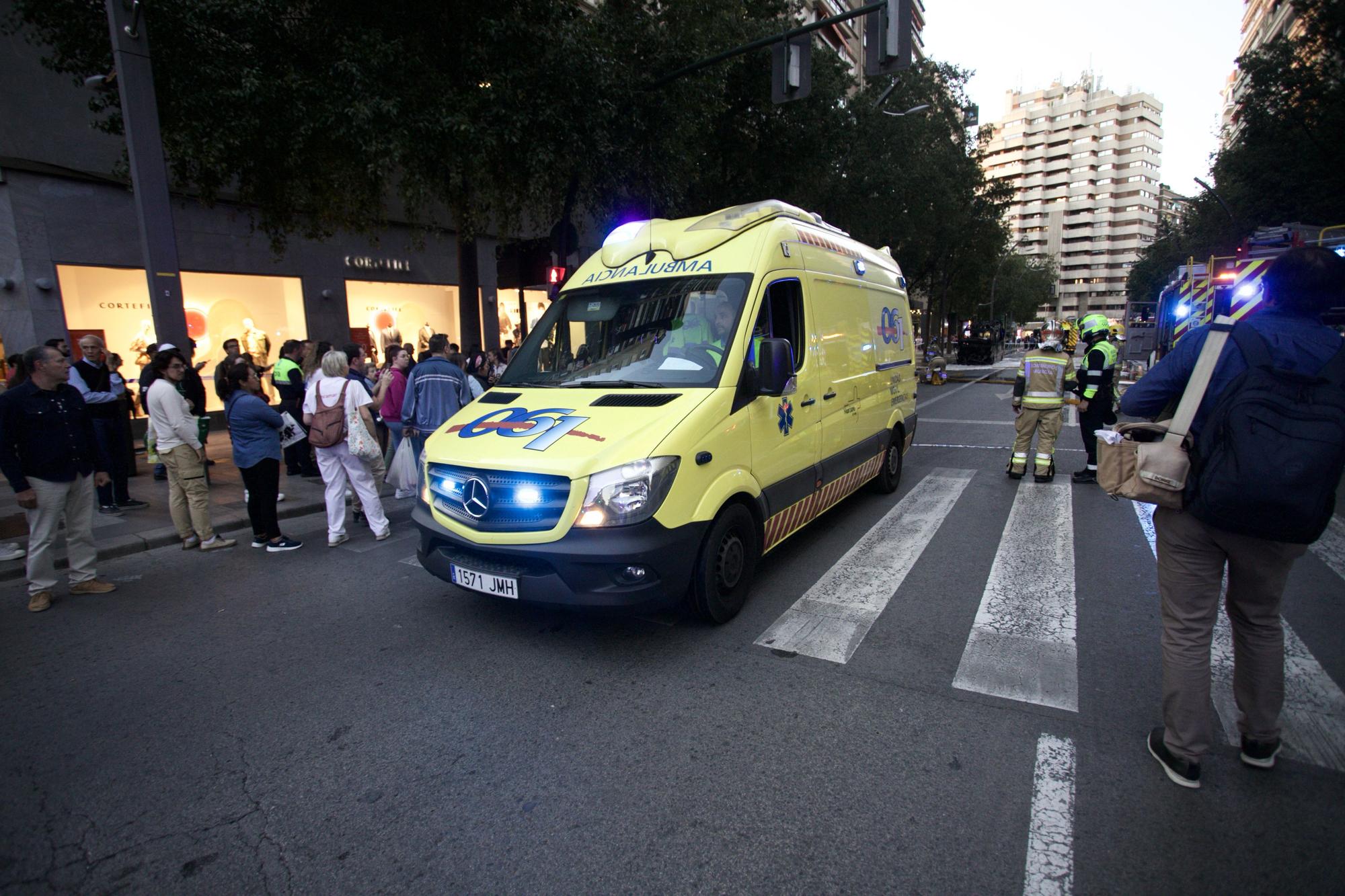 Las imágenes del incendio de un coche en plena Gran Vía de Murcia