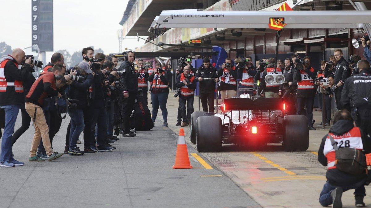 Hamilton, al volante del Mercedes, en los test de 2019 en Barcelona