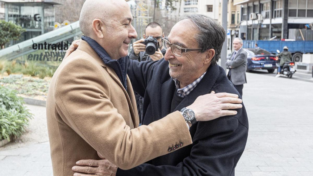 Alejandro Soler y Ángel Franco se saludan en un acto celebrado, recientemente, en Alicante