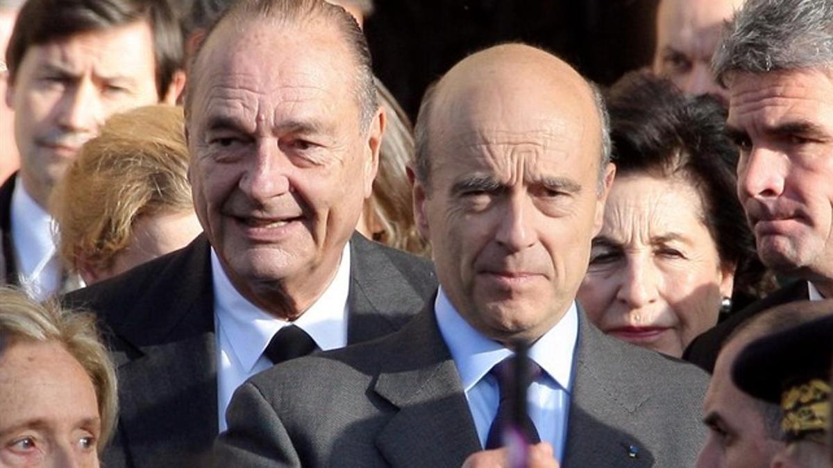 Chirac (izq.) junto a Alain Juppé, en el 2008 en París.