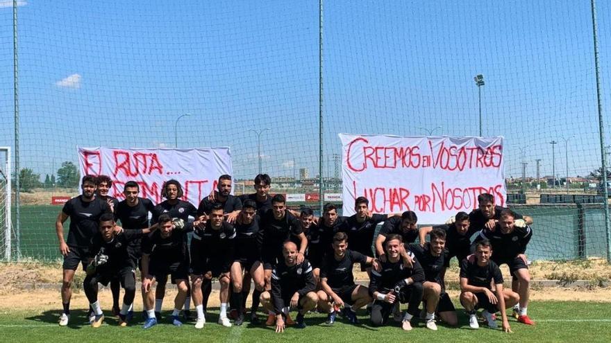 La afición del Zamora CF alienta a los suyos con pancartas en el entrenamiento