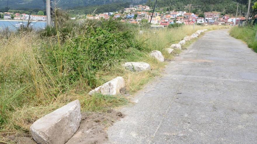 El Concello de Cangas coloca grandes piedras en la zona de playas para impedir el aparcamiento de turismos y autocaravanas