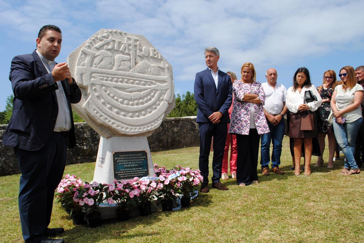 La inauguración de la escultura de la moneda de Adro Vello.