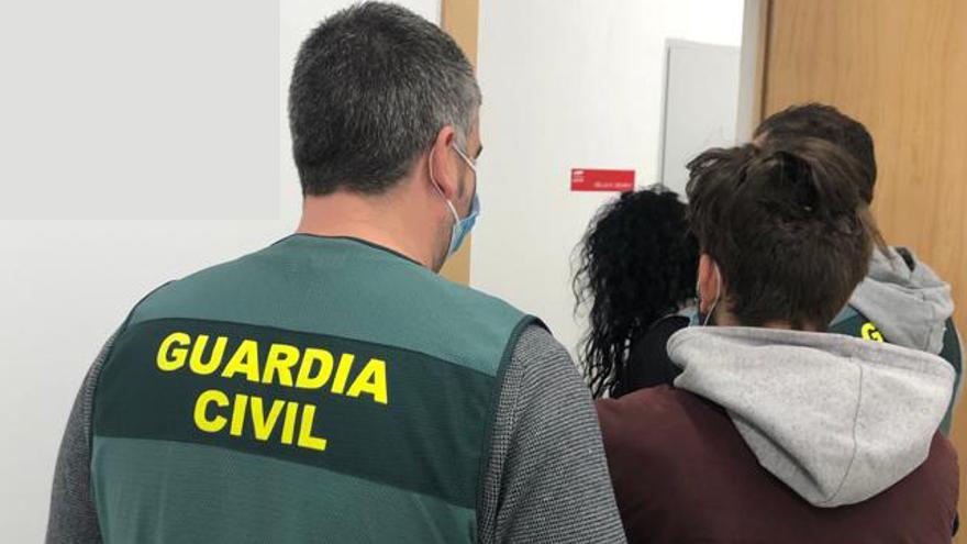 Agentes de la Guardia Civil con uno de los detenidos.