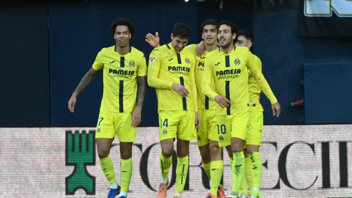 Los jugadores del Villarreal celebran el tanto de Gerard Moreno