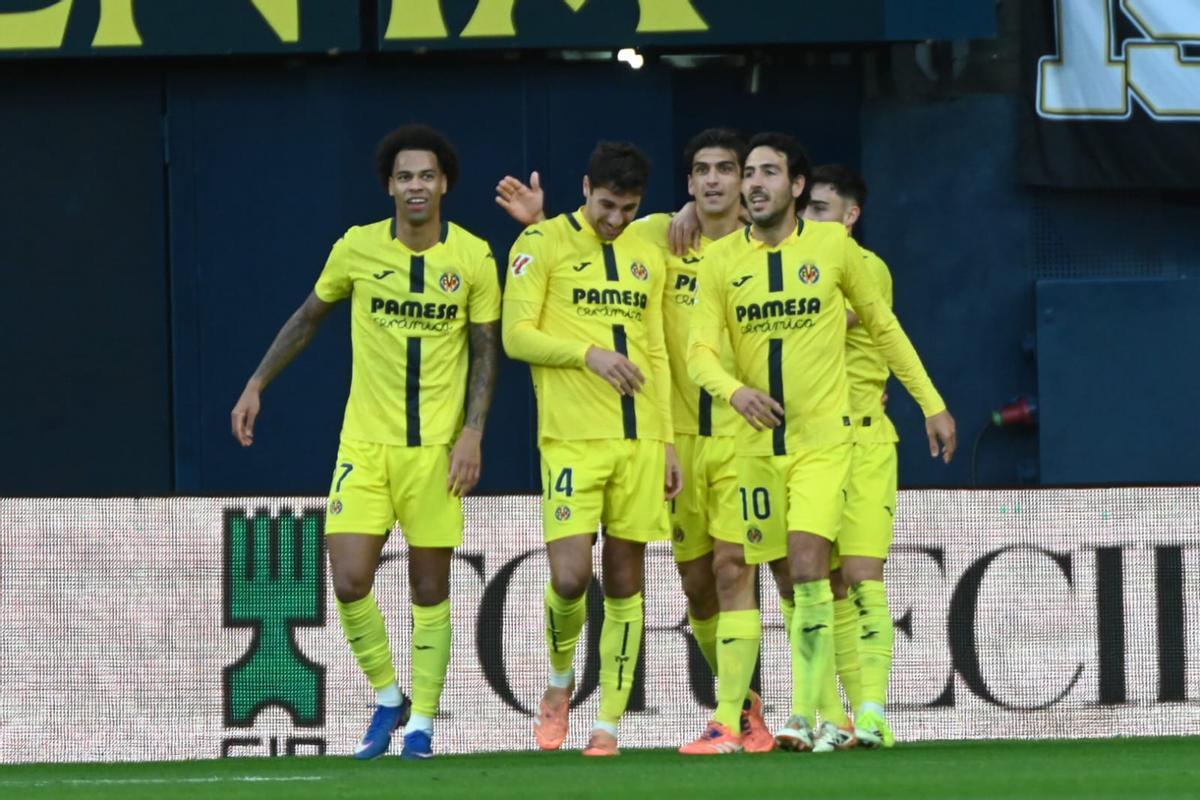 Los jugadores del Villarreal celebran el tanto de Gerard Moreno