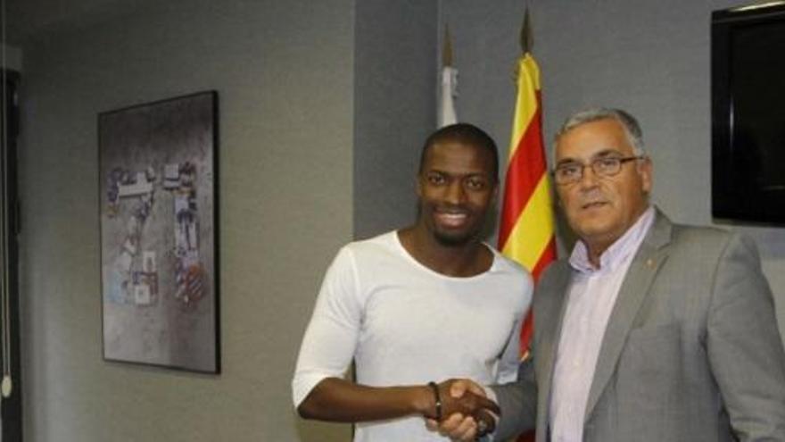Diop durante la firma con el Espanyol junto al presidente del club Joan Collet