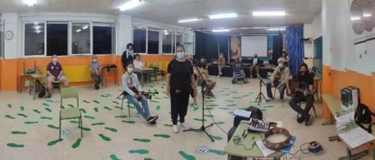 Integrantes del grupo folclórico Ardelume ensayan en el colegio de Fontes desde que no pueden acceder al centro cultural. |
