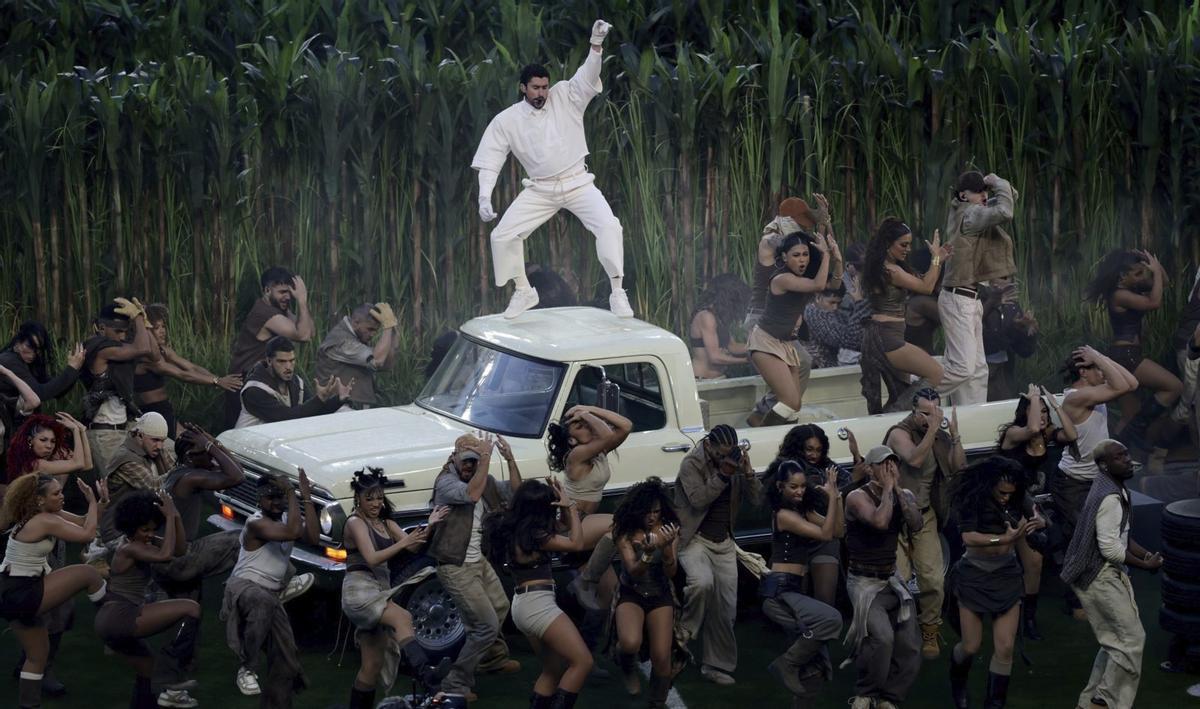Bad Bunny, durante su actuación en el descanso de la Super Bowl. | ADAM HUNGER
