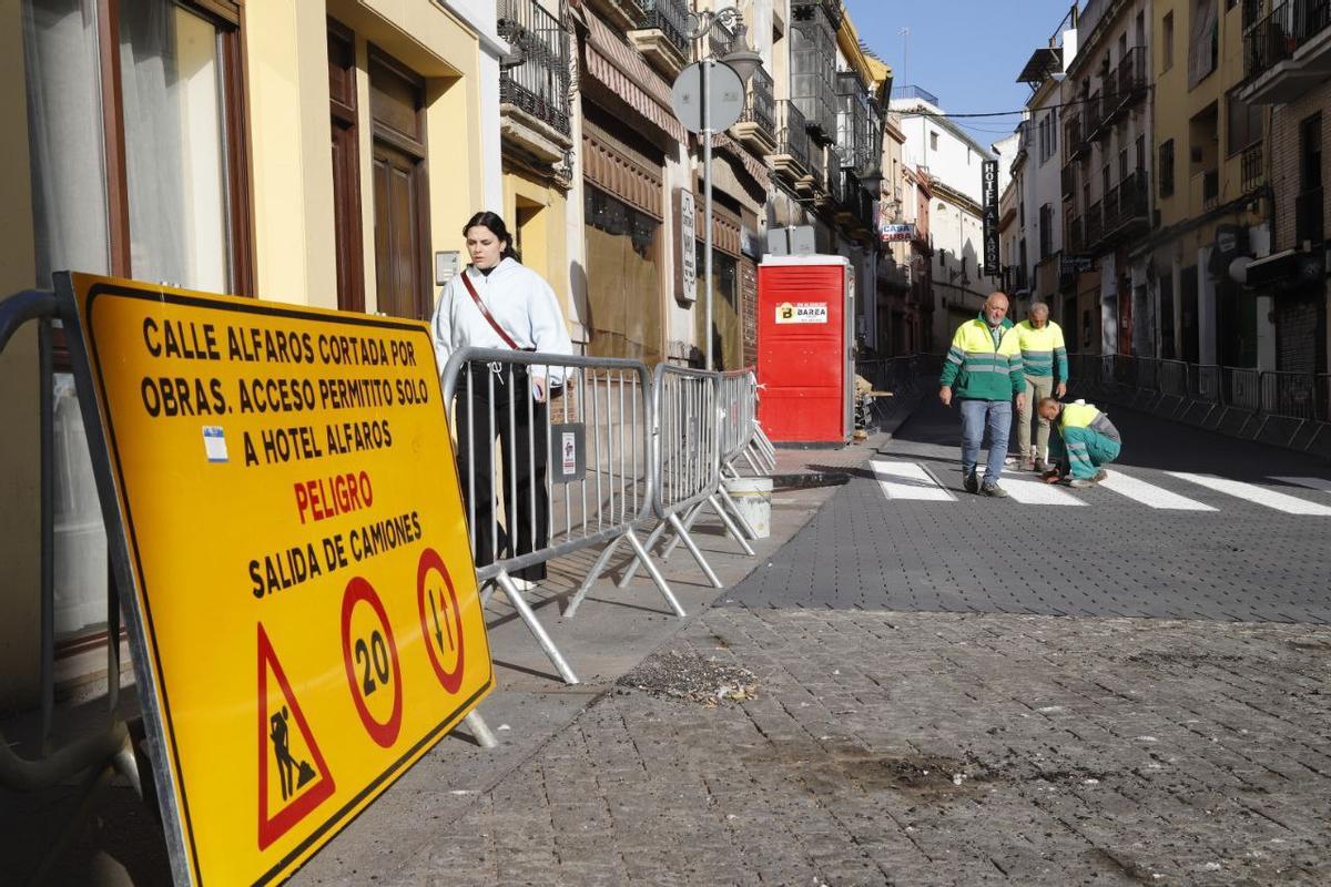 Últimos retoques en la rehabilitación de la calle Alfaros.