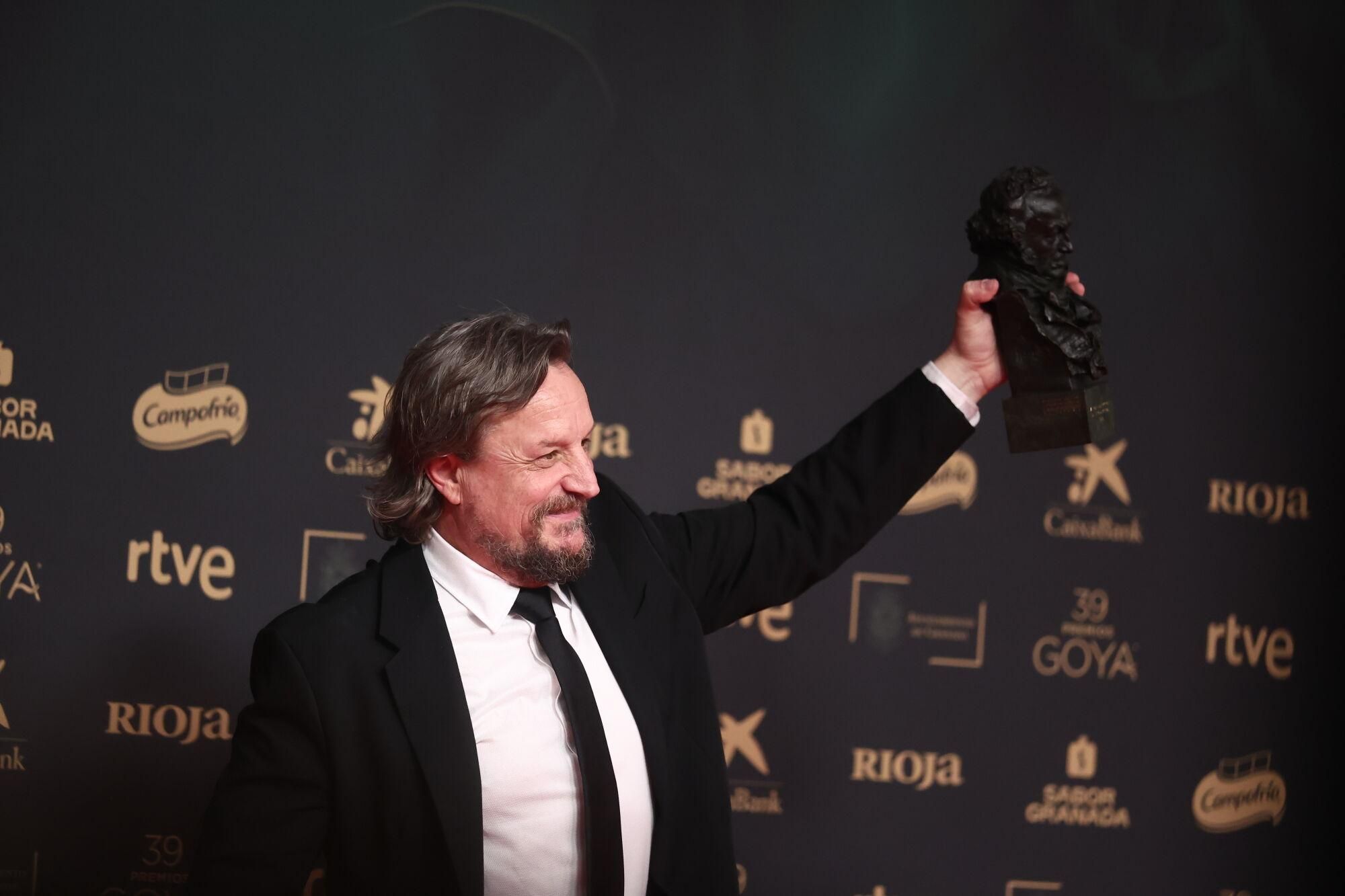 El director de producción Carlos Apolinario posa tras recibir el Goya a Mejor dirección de producción, por 'El 47', en la 39º edición de los Premios Goya, en el Palacio de Exposiciones y Congresos de Granada, a 8 de febrero de 2025, en Granada, Andalucía (España). Los galardones son otorgados de manera anual por la Academia de las Artes y las Ciencias Cinematográficas de España (AACCE) con el objetivo de premiar a los mejores profesionales en cada una de las distintas especialidades tanto técnicas como creativas del cine español. 08 FEBRERO 2025;GOYA;CINE;PREMIOS;GALA;CINEASTAS; Eduardo Parra / Europa Press 08/02/2025. CARLOS APOLINARIO;Eduardo Parra;