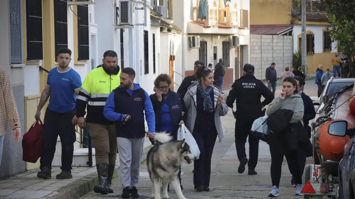 Desalojos en Alcolea: los vecinos de la calle de la Barca dejan sus viviendas ante la crecida del Guadalquivir