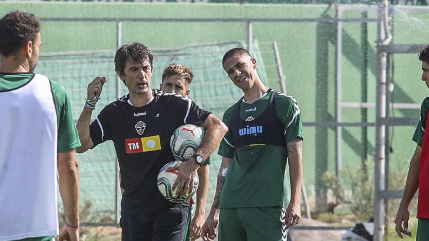 Pacheta dando instrucciones, durante el entrenamiento de este martes