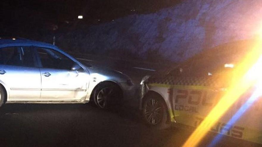 El coche huido, junto a una unidad móvil de la Policía Local de Mijas.