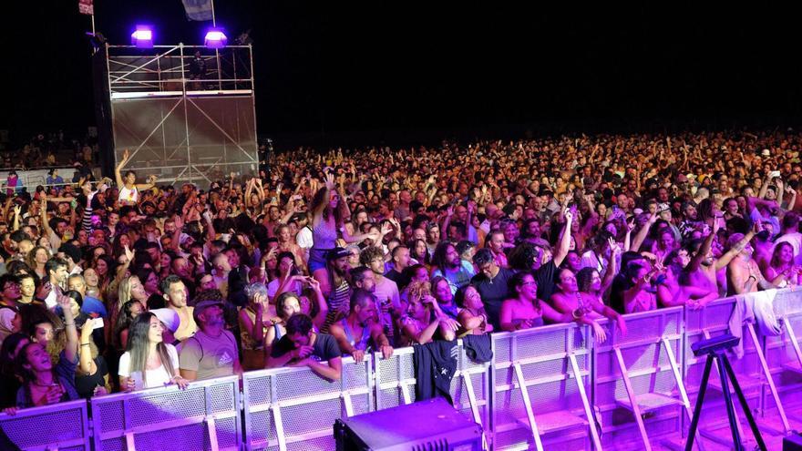 Impresionante ambiente en la playa de La Concha durante la actuación de Marcos del Ojo Barros, conocido artísticamente como El Canijo de Jerez. | | LP/DLP