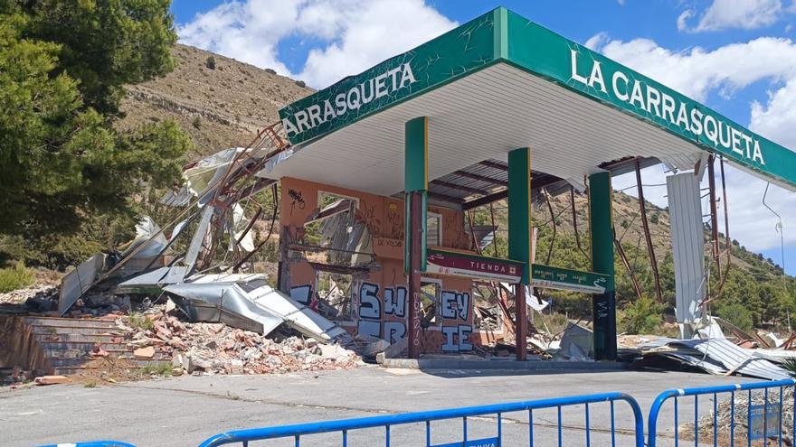 Demolición de la emblemática gasolinera de La Carrasqueta en Xixona
