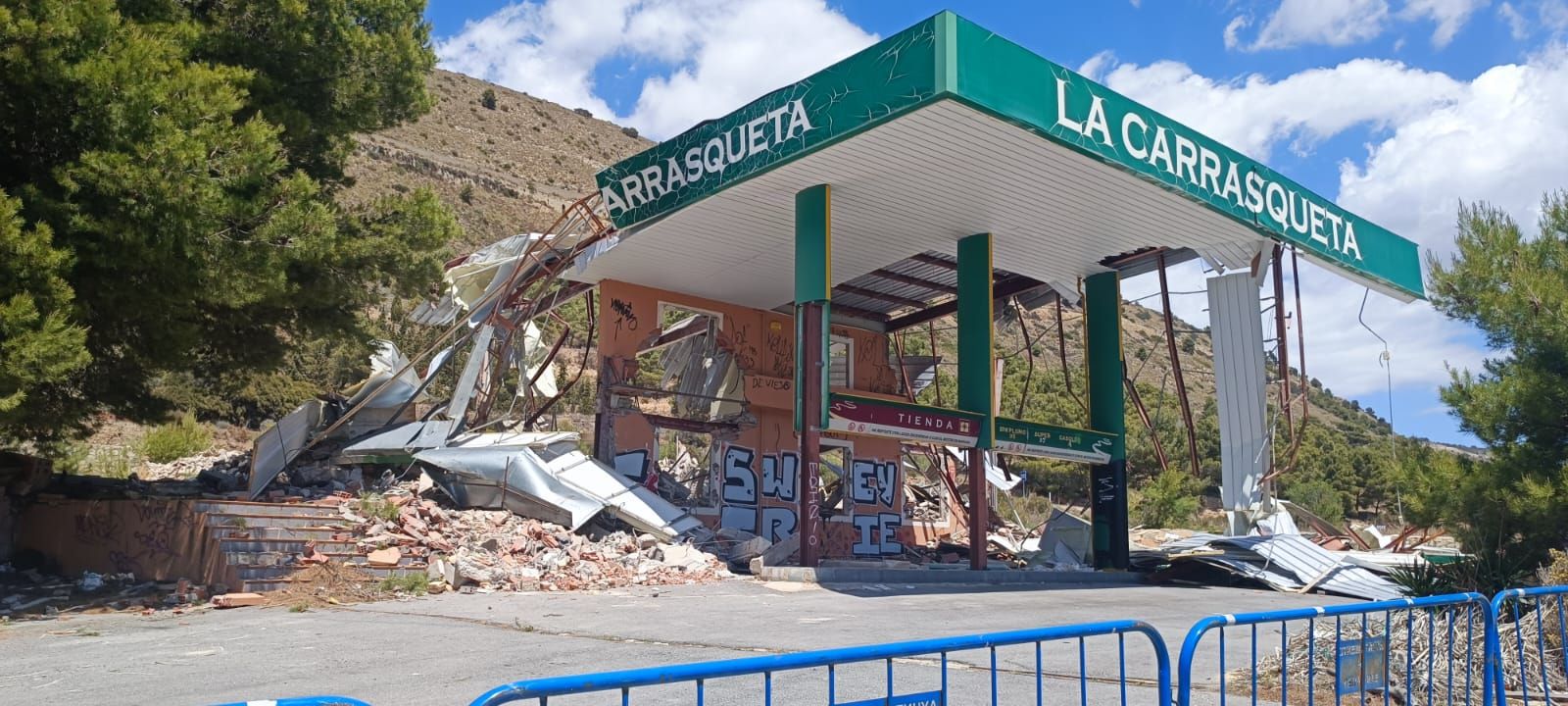 Demolición de la emblemática gasolinera de La Carrasqueta en Xixona