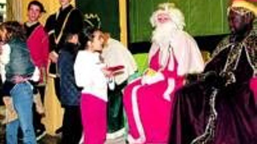 Los reyes magos recogen las cartas de todos los niños en la plaza de san aton