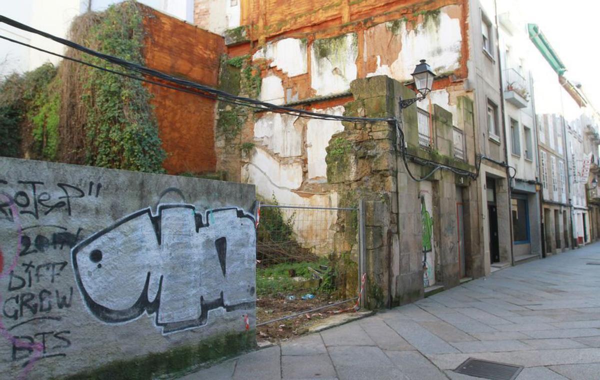 Solares abandonados donde anidan ratas en la calle Colón.   | // I. OSORIO