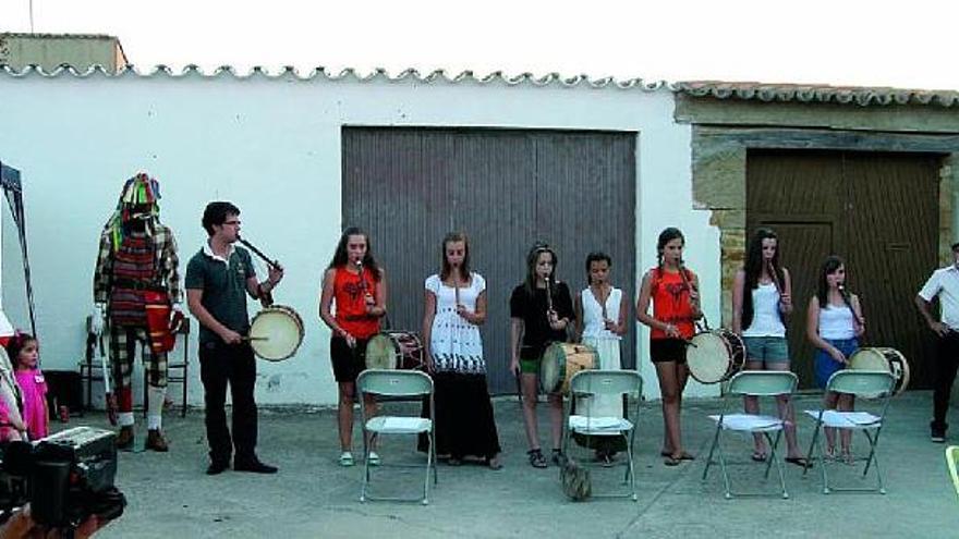 «El Zangarrón», en el mercadillo de Sanzoles