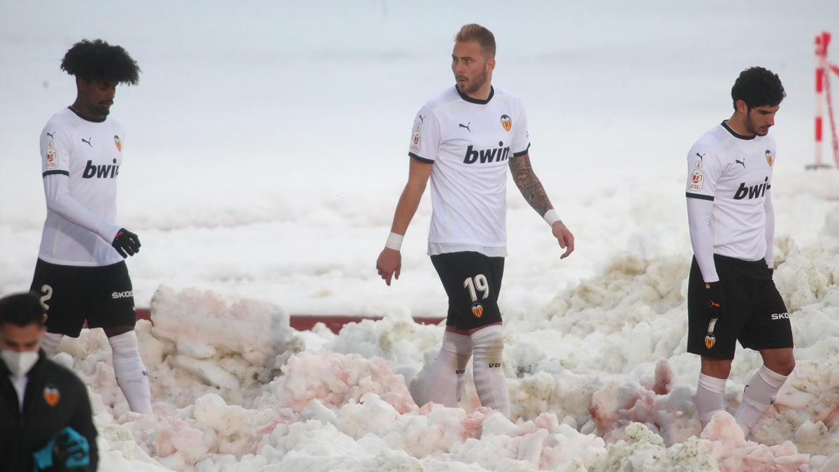 Thierry, Racic y Guedes, entre nieve