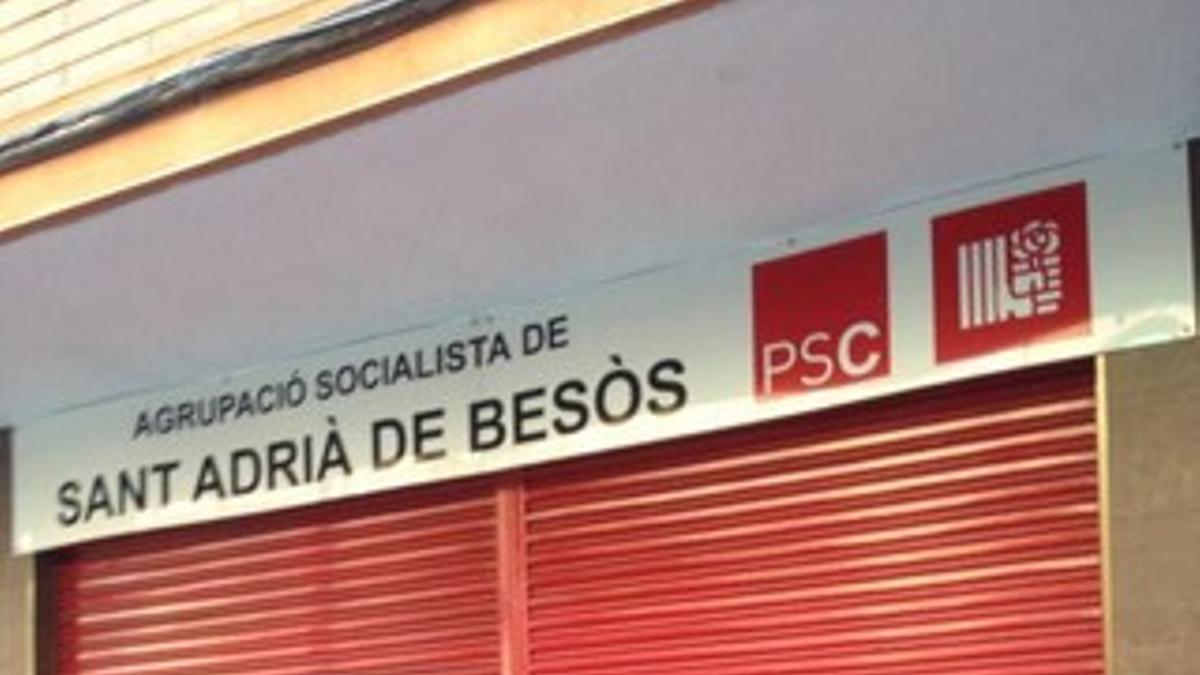 Pintada en la sede del Partit dels Socialistes de Catalunya de Sant Adrià del Besòs.