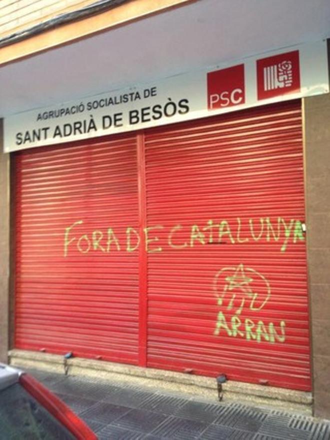 Pintada a la seu del Partit dels Socialistes de Catalunya de Sant Adrià de Besòs.