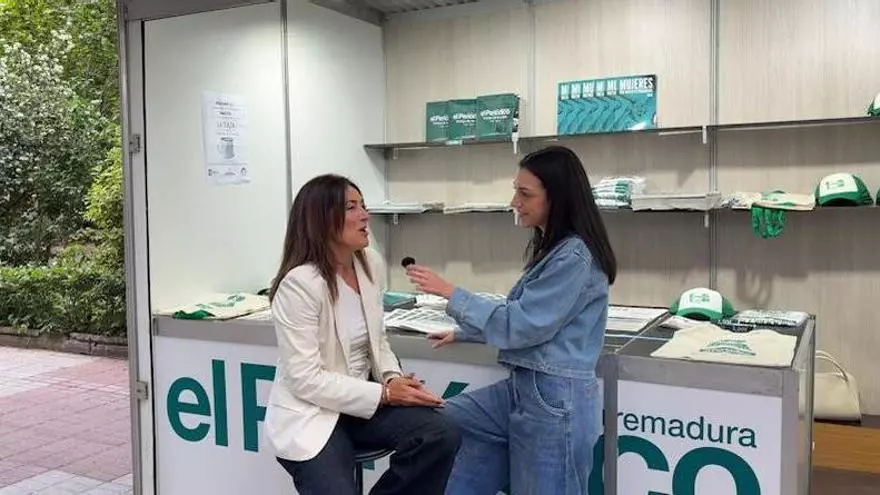 María Ortiz, en la Feria del Libro de Cáceres: "Somos el periódico de Cáceres, hacemos un periodismo local, estamos en todos los eventos que tiene la ciudad"