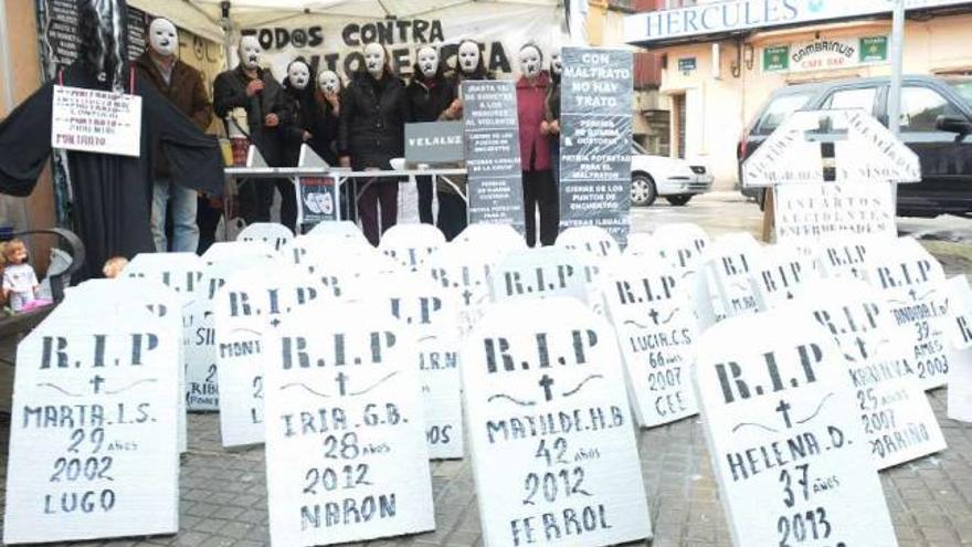 Lápidas con el nombre de las víctimas de la violencia machista de la última década colocadas por Ve-la luz. / 13fotos