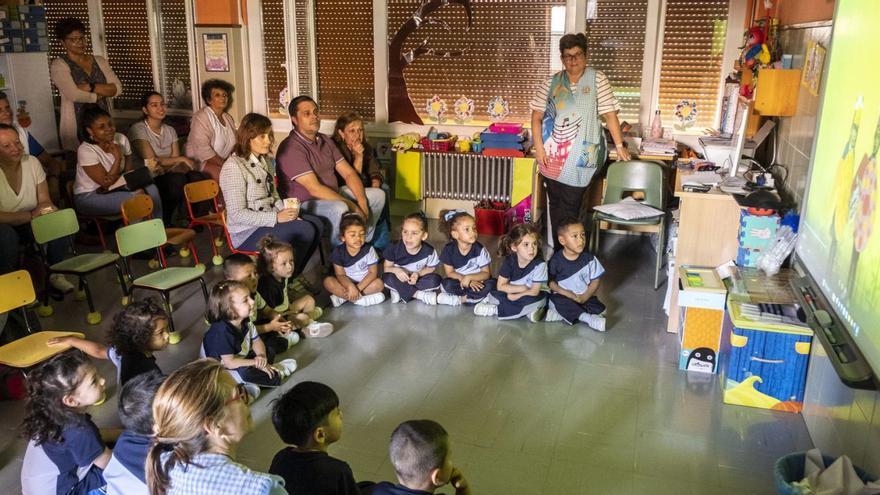 Los alumnos, con sus padres y su profesora Carmen Rodríguez, viendo el cortometraje. | David Cabo