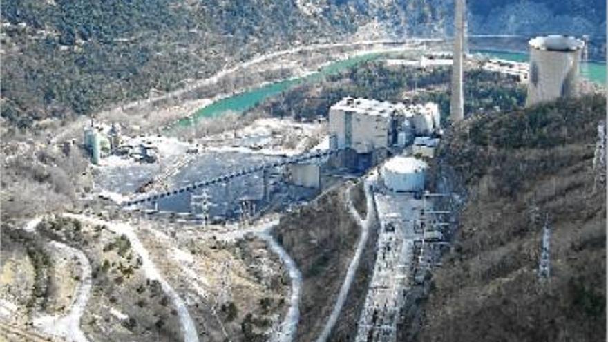 Les instal·lacions de la central tèrmica de Cercs, tancada el 2011, des la cinglera de la Garganta