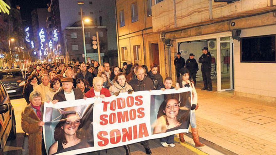La marcha, encabezada por los padres y la hermana de Sonia, cuando pasó ante la Comisaría de Policía.  // Gustavo Santos