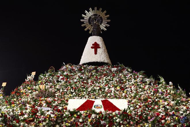 En imágenes | Zaragoza vive su día grande con la Ofrenda de Flores a la Virgen del Pilar